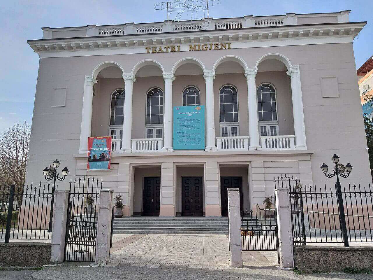 Teatri Migjeni ndodhet në qendër të qytetit të Shkodrës.
